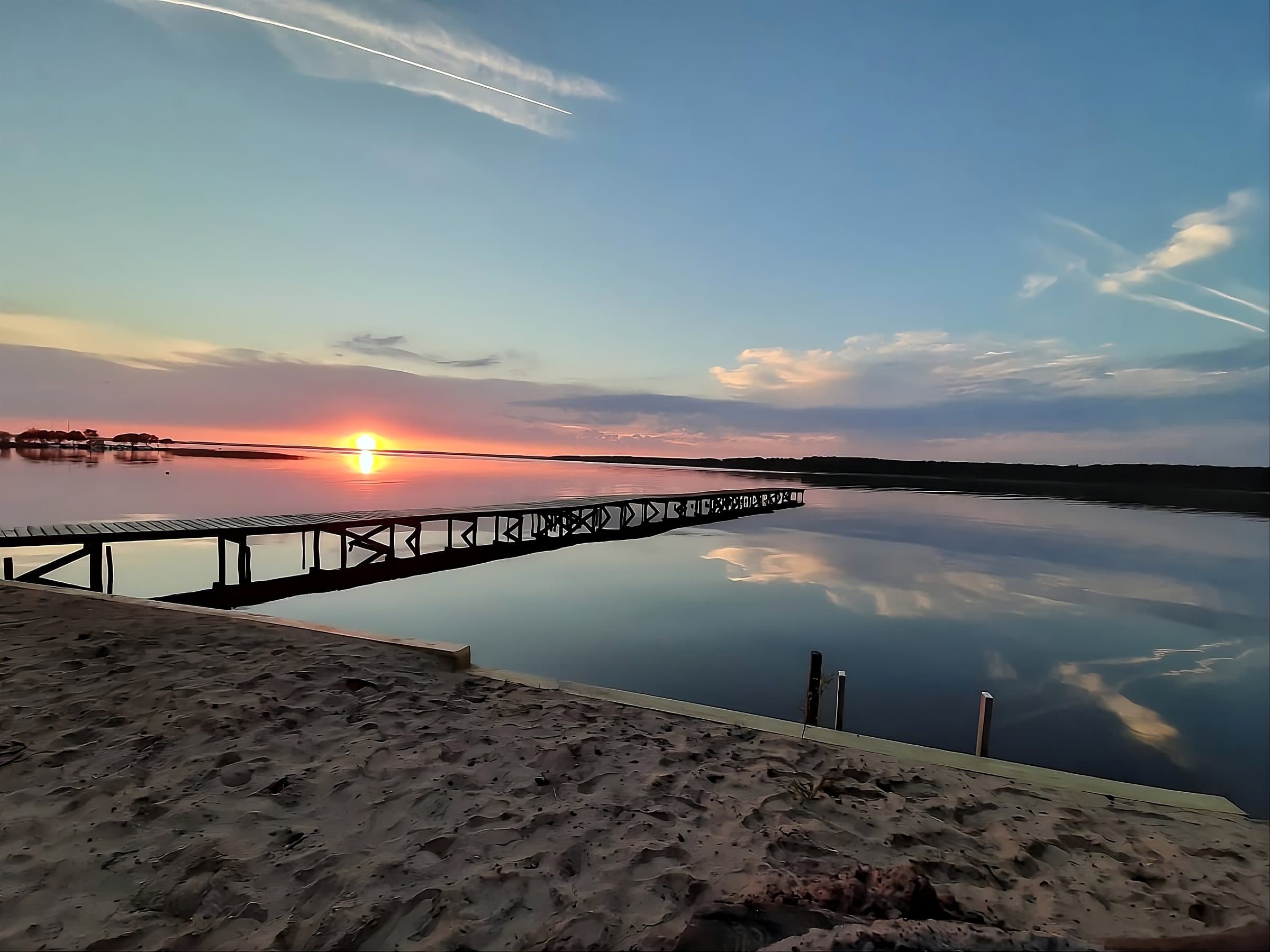 Vista del pontón del Catamaran al atardecer sobre el lago de Sanguinet