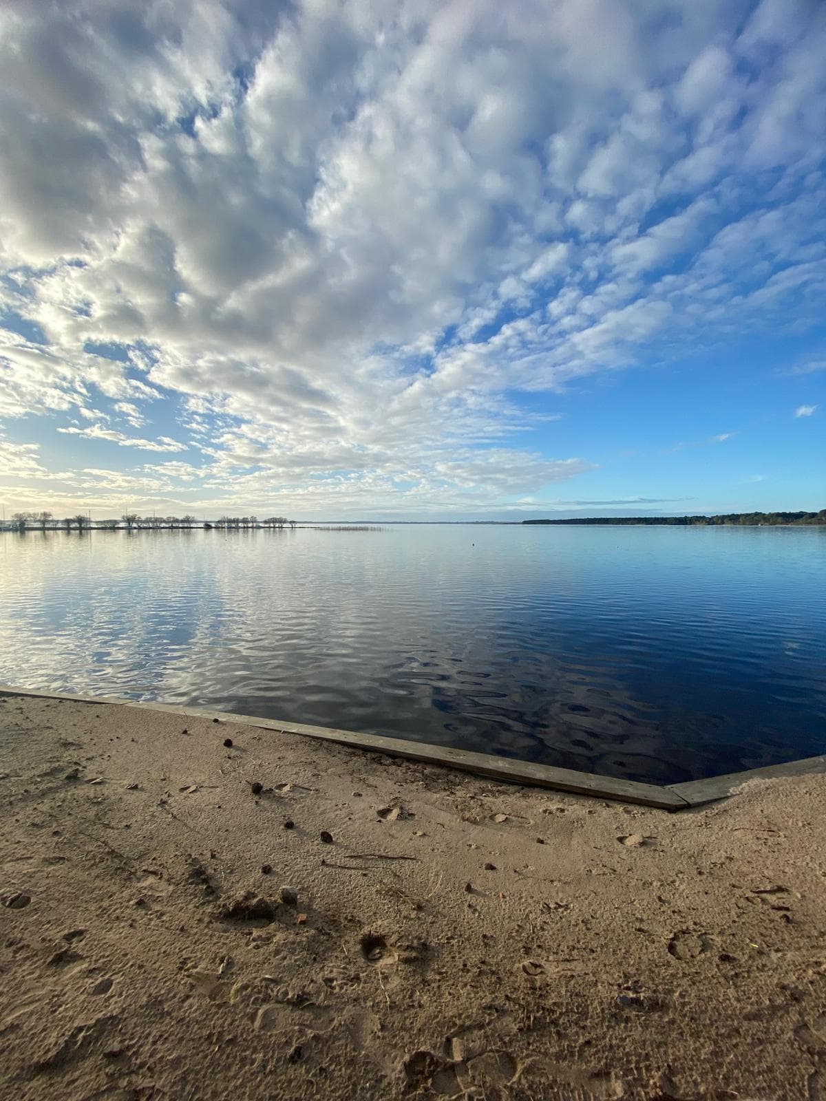 El lago de Sanguinet visto desde la playa del Catamaran, cielo aborregado